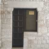 ...per giungere davanti a un arco sotto il quale si cela la porticina di ingresso alla biblioteca